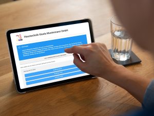 Person wählt auf einem Tablet die Labelwin-Terminbuchungsseite eines SHK-Betriebs mit mehreren auswählbaren Zeitfenstern für einen bestimmten Tag.