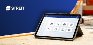 Tablet mit Streit-App-Menü auf einer Baustelle, im Hintergrund das Streit-Logo vor blauem Hintergrund und unscharfe Werkzeugkisten.
